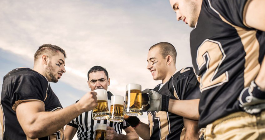 Спортсмены пьют пиво